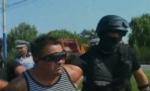 L-au oprit pentru un control de rutină şi au găsit un cuţit imens asupra lui (VIDEO)