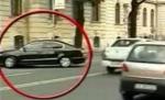 Şmecher de Piaţa Victoriei: Noul ministru al Muncii, filmat în timp ce tăia linia continuă (VIDEO)