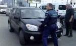 Un poliţist a fost luat pe capotă de o şoferiţă la trecerea de cale ferată din Pipera (VIDEO)