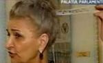 Aura Vasile şi-a prins în păr o panglică inscripţionată 