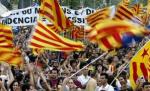 Un portret al regelui spaniol, ars în timpul unei manifestaţii pentru independenţa Cataluniei