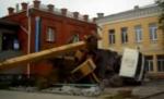 Uite-l pe Dorel, varianta rusească. Răstoarnă o macara (VIDEO)
