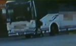 Timişoara: Un şofer loveşte un pieton cu autobuzul pe trecere şi îşi continuă drumul (VIDEO)