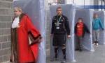400 de britanici au bătut recordul mondial pentru cel mai mare domino cu saltele (VIDEO)
