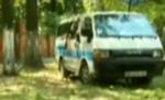 Patru tineri mimează actul sexual într-o dubiţă parcată (VIDEO)