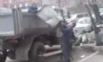 Rusia. Doi gunoieri beţi criţă se ?luptă? cu un tomberon (VIDEO)