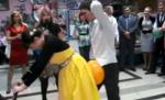 Distracţia ruşilor la nuntă: Mimează actul sexual cu un balon umflat