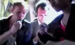 Patru tineri cântă la iPhone, în metroul din New York