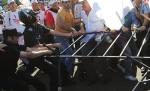 Protest cu îmbrânceli la Prefectura Iaşi: Zeci de sindicalişti au încercat să intre cu forţa în instituţie