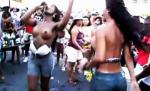 Două mulatre dansează în sânii goi la o petrecere - VIDEO
