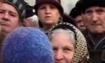 Cozile umilinţei: Zeci de constănţeni s-au înghesuit pentru a primi alimente de la Primărie 