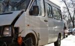 Un Logan s-a izbit de un microbuz şcolar pe DN71: 14 persoane rănite, între care 9 copii