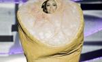 MTV Europe Music Awards: Lady Gaga a câştigat trei premii. Eva Longoria s-a îmbrăcat în şuncă 