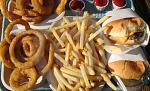 A slăbit 14 kilograme mâncând fast food şi dulciuri