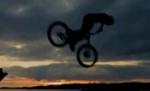 Un britanic face acrobaţii spectaculoase cu bicicleta