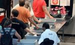 Pasager, acoperit cu urină în urma percheziţiei de pe un aeroport american