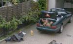 Bărbat în pielea goală, surprins de Google Street View în portbagajul unei maşini