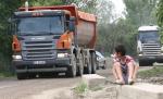 Jumătate de oraş fără electricitate, după ce un şofer a condus cu bena camionului ridicată