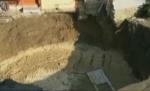Vâlcea. Casa unei familii, înghiţită de un crater adânc de 20 de metri şi cu diametrul de opt