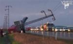 Prahova. Şoferul unui jeep a distrus dintr-o lovitură un autotrailer, o freză de asfalt şi un stâlp