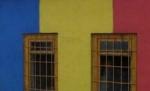 Bloc tricolor: Locatarii au vopsit casa liftului în roşu, galben şi albastru