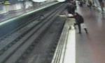 Spania. Un bărbat căzut pe şinele metroului, salvat în ultimul moment de un poliţist