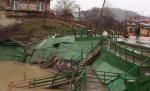 Comarnic: Mai multe case sunt în pericol să se prăbuşească din cauza unei alunecări de teren
