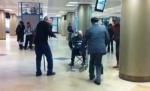 Patru bătrâni dansează în Pasajul de la Universitate, pe o melodie a lui 50 Cent
