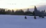 Trei piloţi pe sănii sunt traşi pe zăpadă de un avion de vânătoare