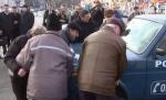 Scandal la Arad: Revoluţionarii au mutat o maşină de poliţie care bloca înălţarea drapelului