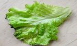 O femeie a primit 20.000 euro de la un hypermarket după ce a alunecat pe o frunză de salată