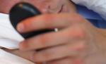 Doi bătrâni au prins un hoţ sub pat, după ce i-a sunat telefonul mobil