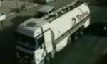 Scene incredibile: Un turc încearcă să fugă din faţa unei cisterne