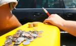 Şoferii continuă "protestul cu monede", nemulţumiţi de preţurile carburanţilor