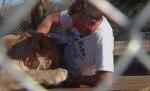 Un american va trăi 30 de zile într-o cuşcă, alături de doi lei