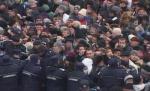 Tradiţiile de Bobotează: Tinerii s-au aruncat după cruci, credincioşii s-au înghesuit la agheasmă