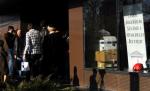 Aglomeraţie la Casa de Asigurări de Sănătate Bucureşti: Peste o sută de oameni stau la coadă