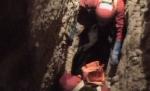 Pompierii din Mehedinţi au salvat un tânăr blocat de peste două ore între stânci