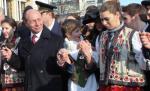 Băsescu şi Maricica s-au prins în horă pentru al cincilea an consecutiv