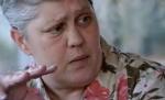  O americancă nu-şi poate controla mâna stângă: Îi dă palme şi îi aruncă lucrurile din geantă