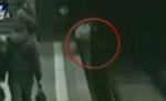 Italia. A căzut pe şinele metroului în timp ce se juca pe telefonul mobil