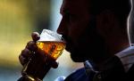 Un român din şase consumă regulat băuturi tari. Adulţii beau peste 18,5 litri pe an
