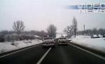 O maşină de poliţie din Vaslui depăşeşte pe linia continuă şi pe trecerea de pietoni