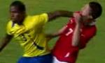 Culmea simulării. Un fotbalist se loveşte în faţă cu mâna adversarului