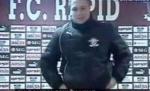 Antrenorul Rapidului, Marius Şumudică, şi-a dat pantalonii jos la conferinţa de presă de după meciul cu Unirea Urziceni
