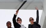 Charlie Sheen, oficial concediat din "Doi bărbaţi şi jumătate". Vezi cum a sărbătorit evenimentul 