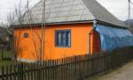 Un primar PDL din Dâmboviţa a vopsit biserica din localitate în portocaliu