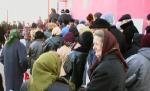 Cozile umilinţei: Sute de constănţeni stau la coadă pentru a primi alimente gratuite de la Primărie