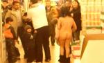 S-a dezbrăcat complet, când a fost prinsă furând dintr-un supermarket