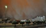 Imagini apocaliptice în Kuwait. Oraşul Al Ahmadi, înghiţit de un nor de nisip